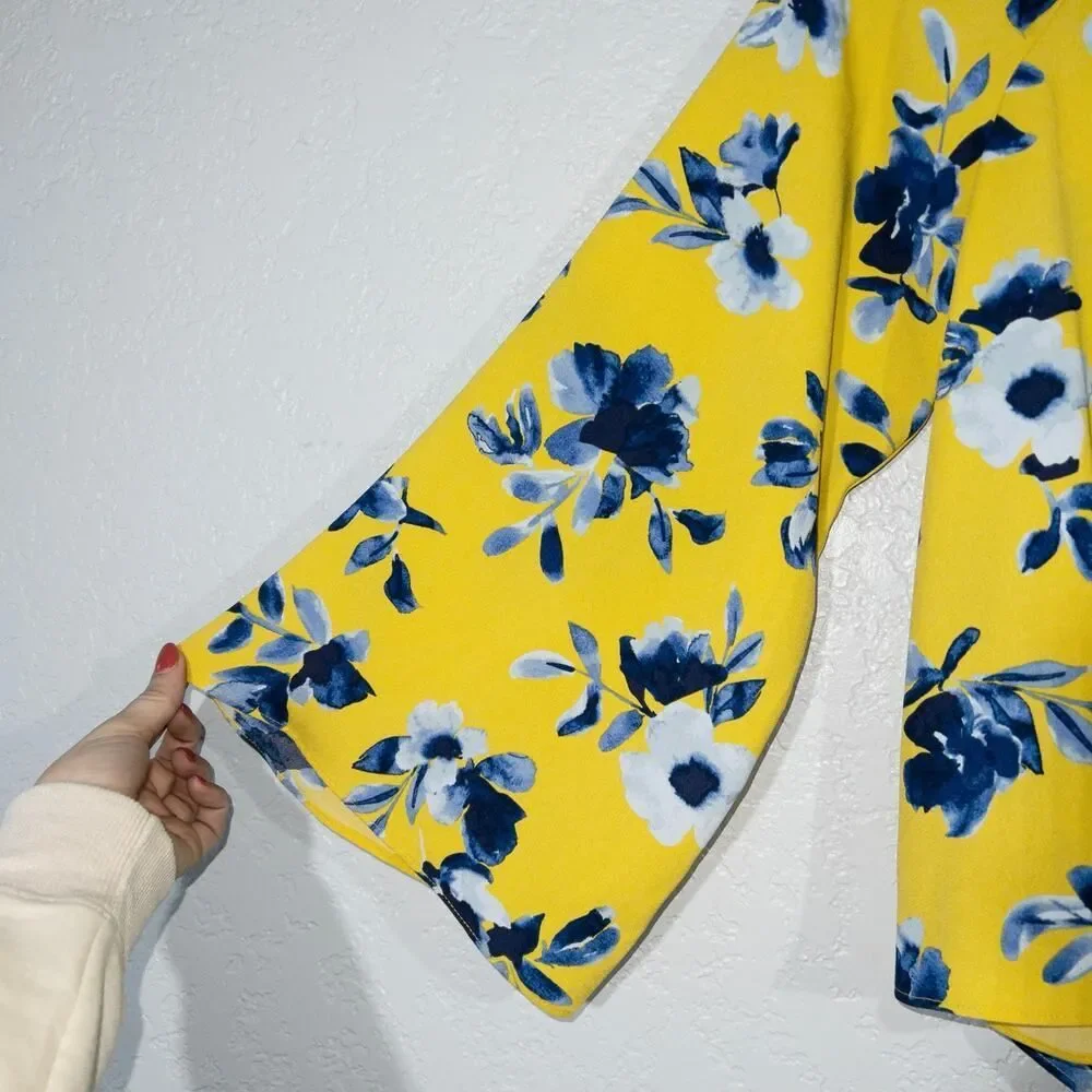 Elizabeth & James Yellow Floral‎ Peasant Top Size Medium
